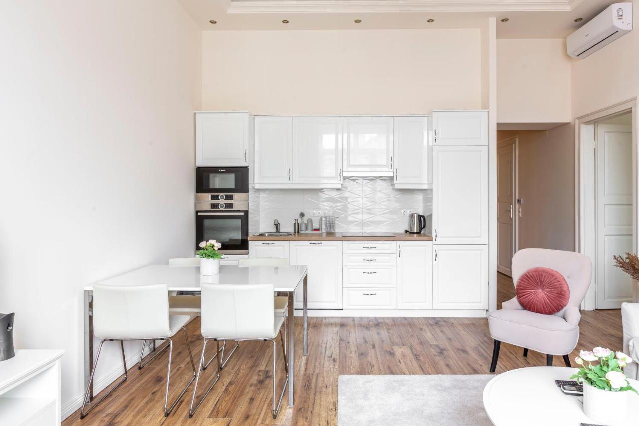Luxurious Central Apartment In Liszt Ferenc Square Budapest Exterior photo
