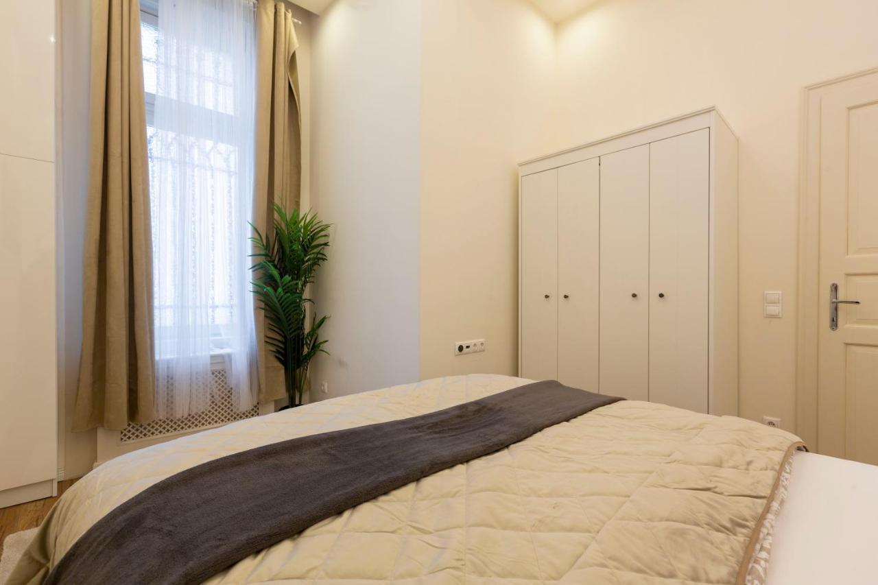 Luxurious Central Apartment In Liszt Ferenc Square Budapest Exterior photo