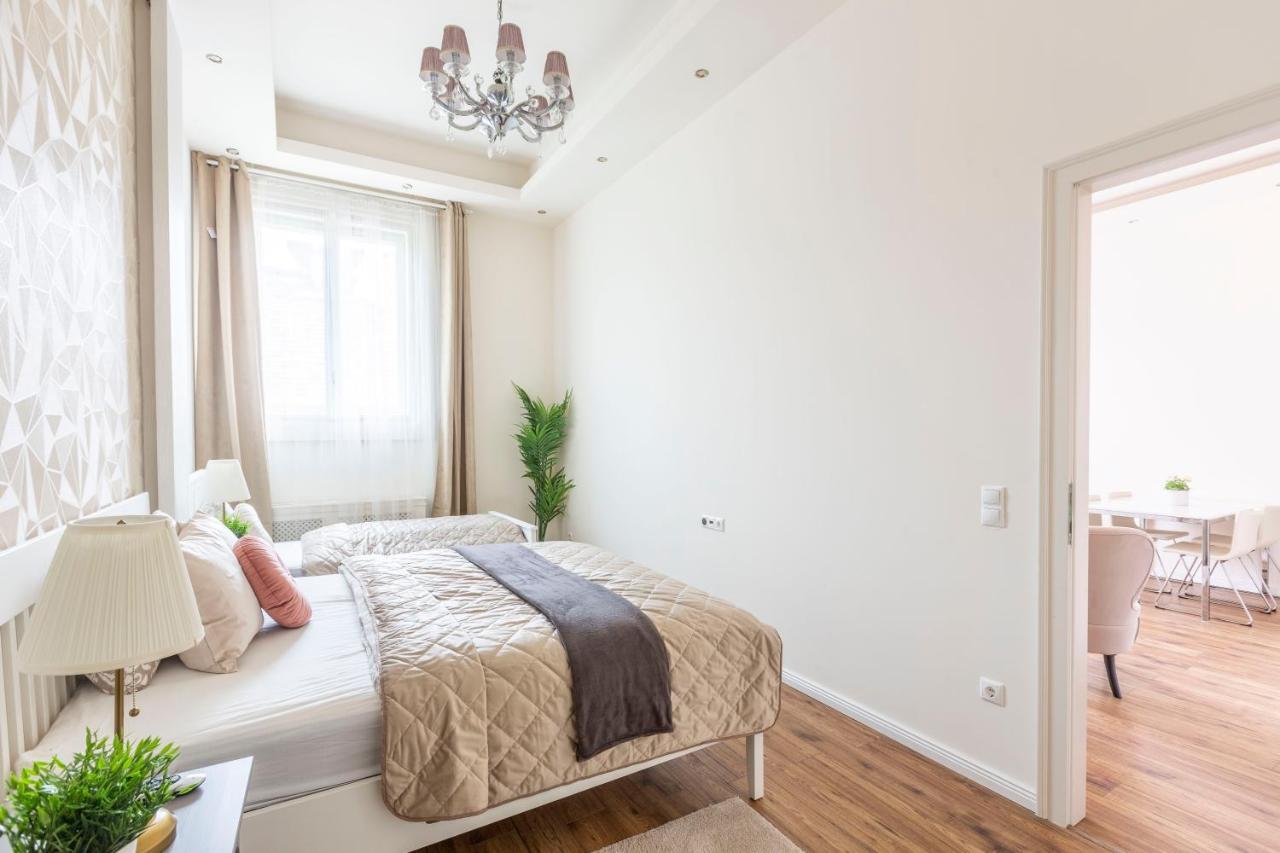 Luxurious Central Apartment In Liszt Ferenc Square Budapest Exterior photo
